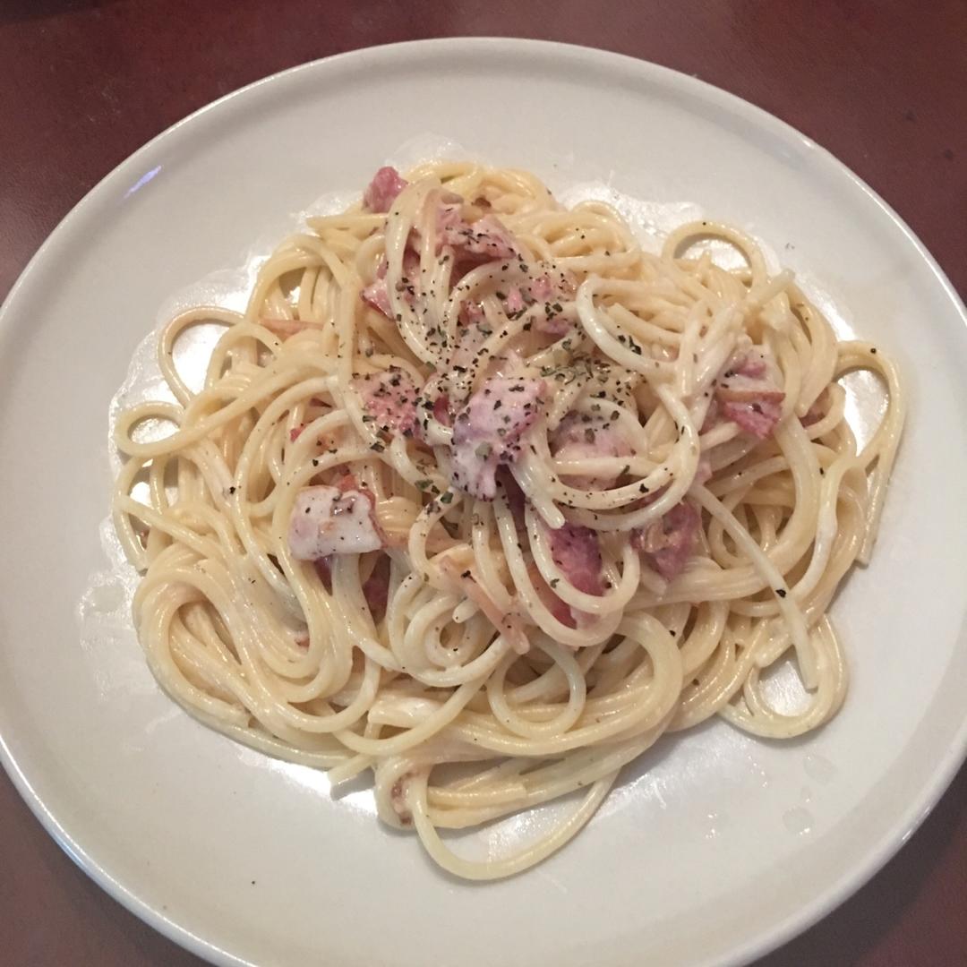 白蘑菇奶油培根意面