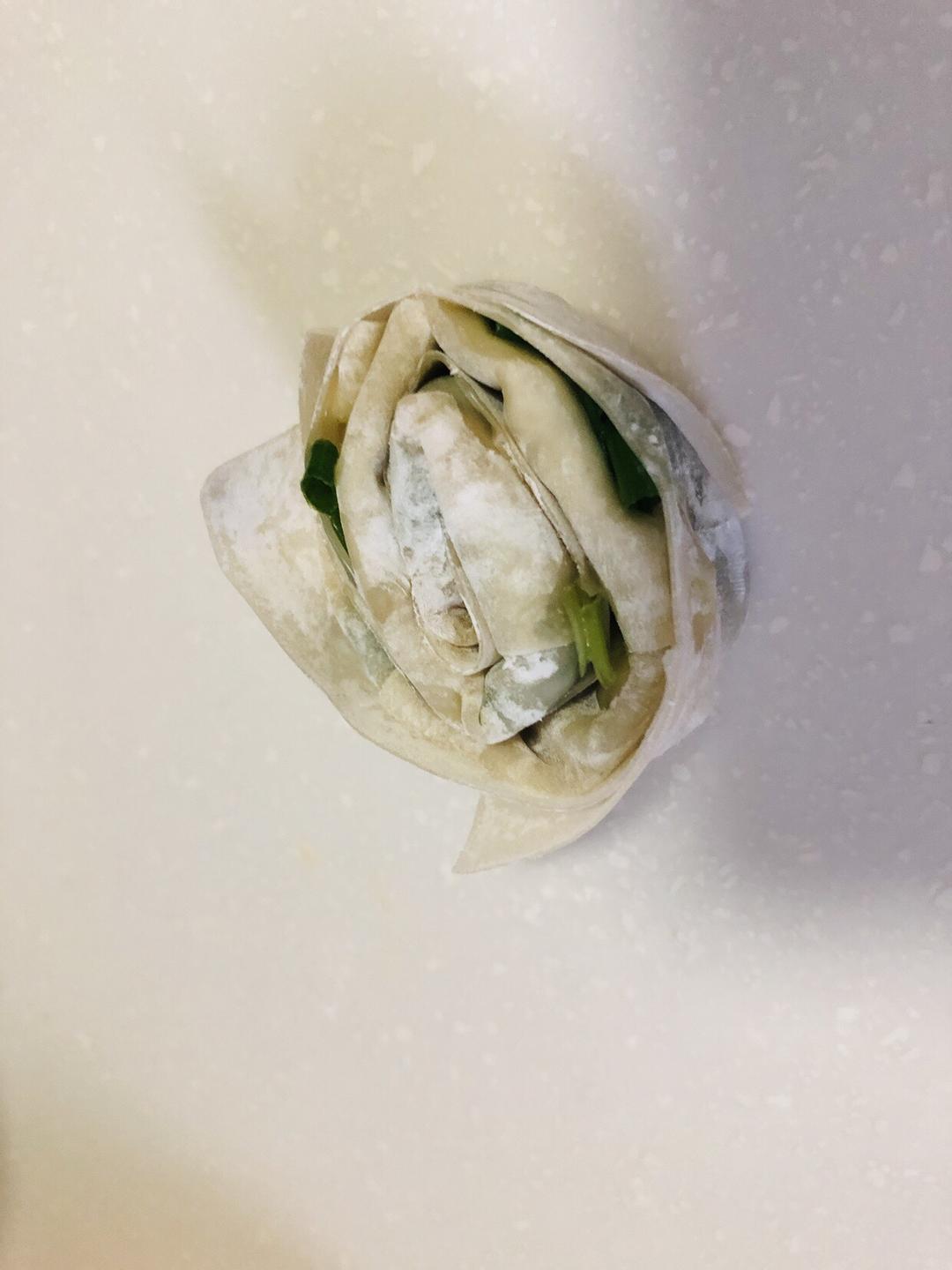 簡易版餛飩皮蔥油餅的做法 步骤4