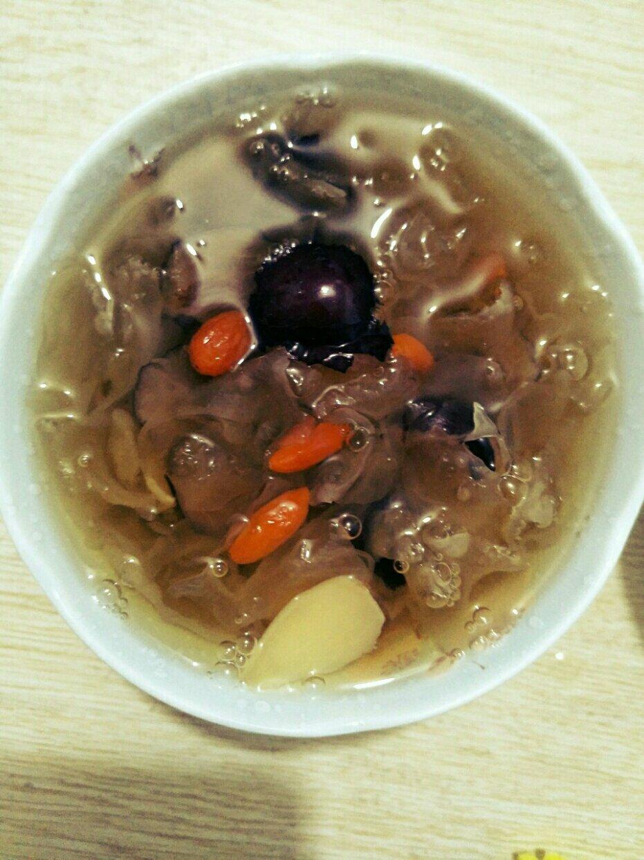 冰糖银耳红枣汤