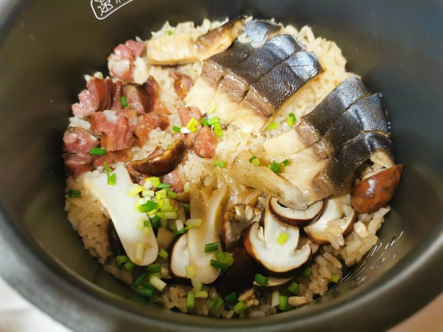 岛鲹鱼松茸日式煲仔饭