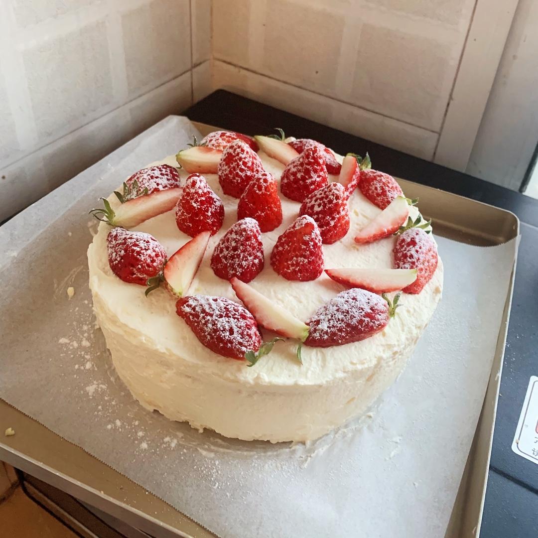 不会抹奶油也可以做的草莓方蛋糕！