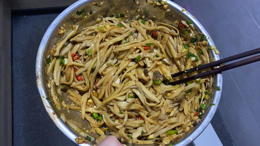 比肉还好吃的【手撕凉拌杏鲍菇】，上桌扫光光