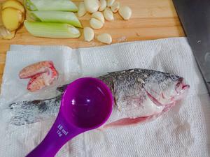 砂锅葱酥烧鲈鱼~私房酱汁超下饭的做法 步骤1