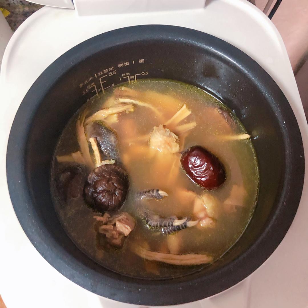 香菇炖鸡汤