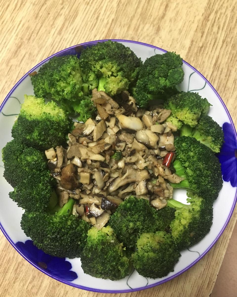 西蓝花抱香菇