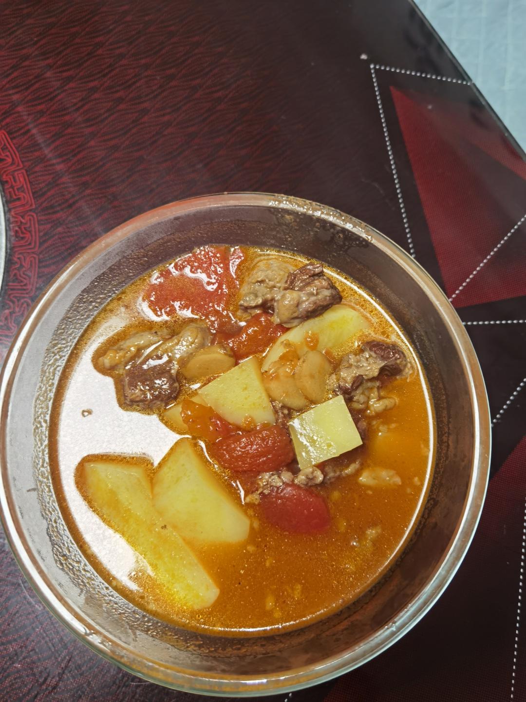 汤浓肉嫩的番茄牛腩，牛腩软烂秘法
