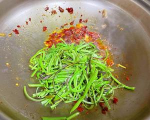 鲜蕨菜炒肉的做法 步骤10