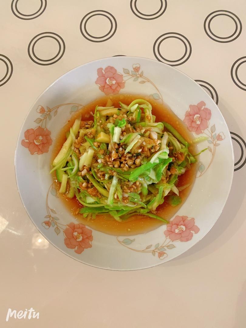 简单酸爽低脂无油凉拌西葫芦丝