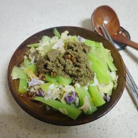 纯素简单夏日番茄青酱意面沙拉