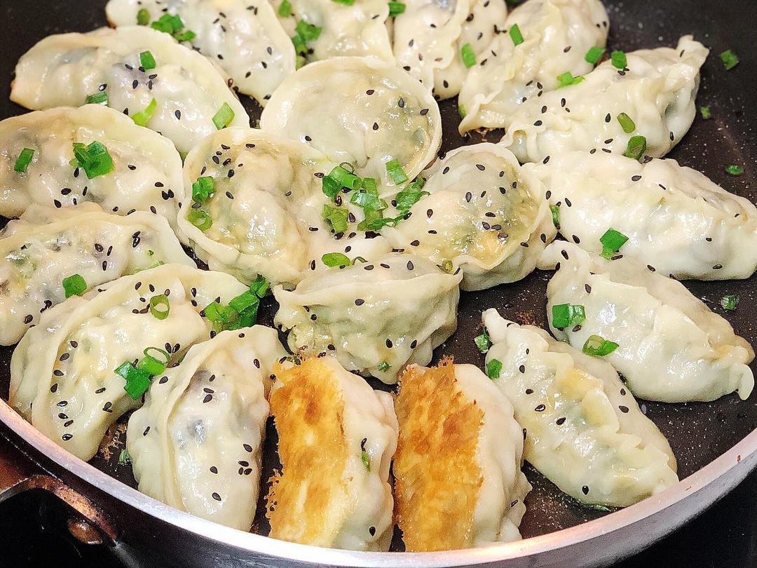 皮薄馅大的荠菜猪肉煎饺(附快速擀饺子皮方法)的做法