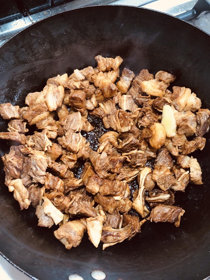 焖烧萝卜牛腩，软烂鲜香，好吃又下饭