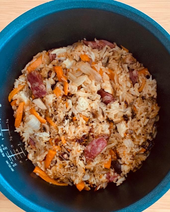 小艾典典做的电饭煲香肠焖饭