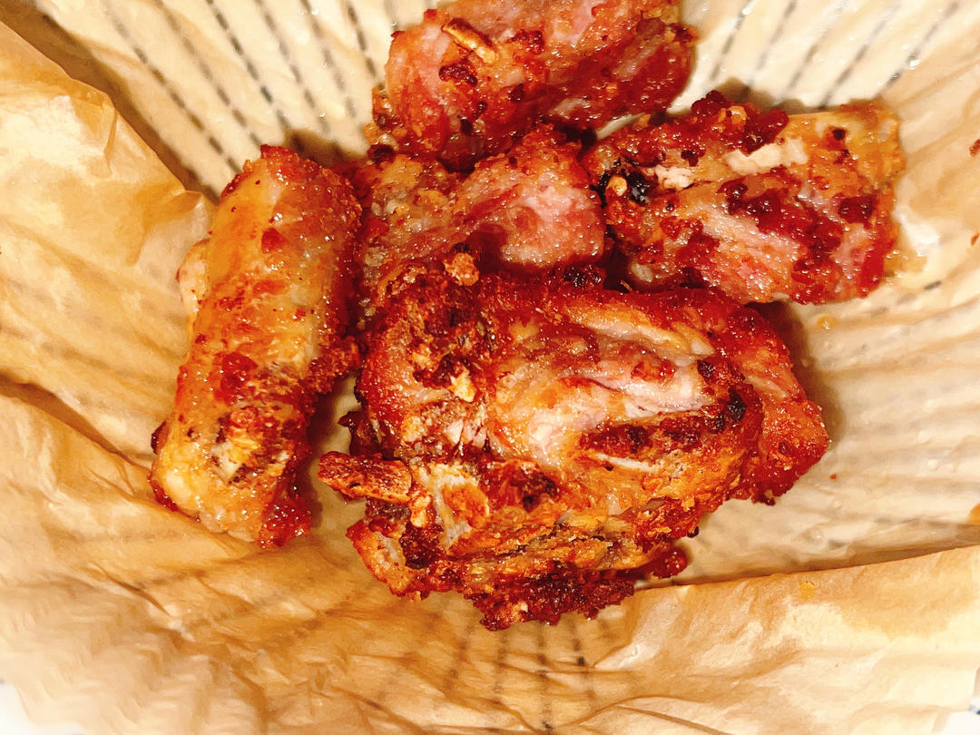 我家排骨从不红烧，加一些大蒜，出锅香喷喷，孩子吃完舔手指