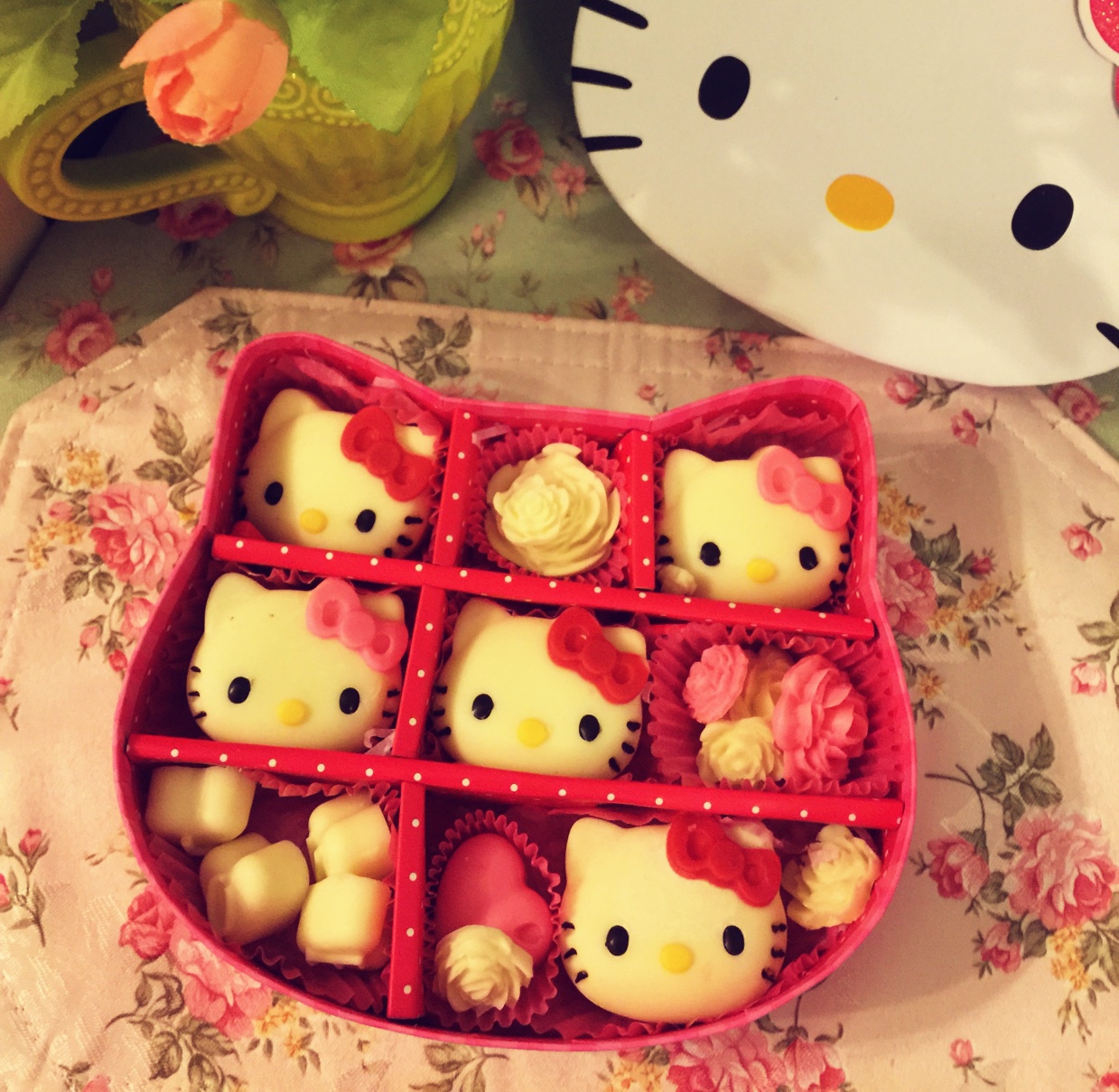 kitty猫咪和心型彩色巧克力～萌萌嗒