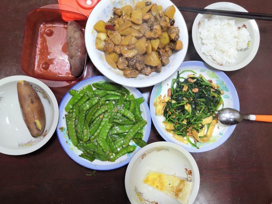 土豆炖鸡肉(一定要多煮点饭，否则不够吃)