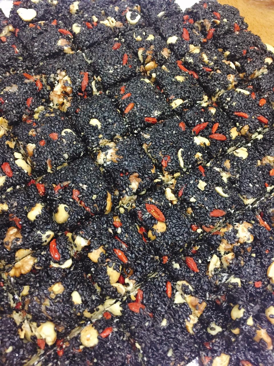 吾家乐做的枸杞核桃花生黑芝麻片