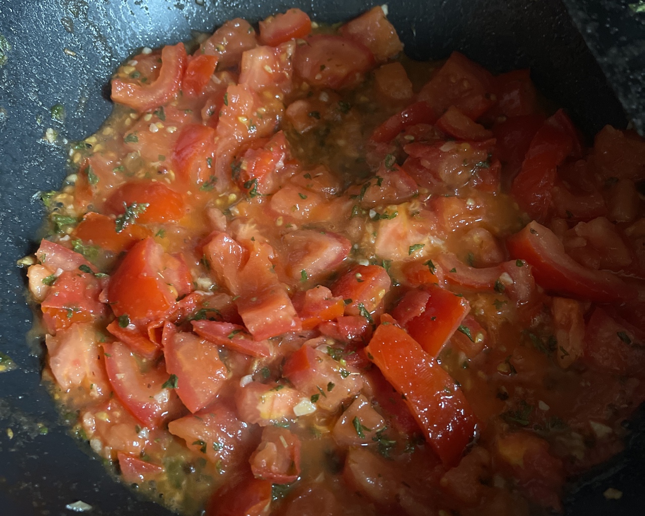 西式番茄炒蛋浓厚番茄酱汁裹欧姆蛋半熟嫩鸡蛋佐蒜味罗勒番茄酱的做法 步骤2