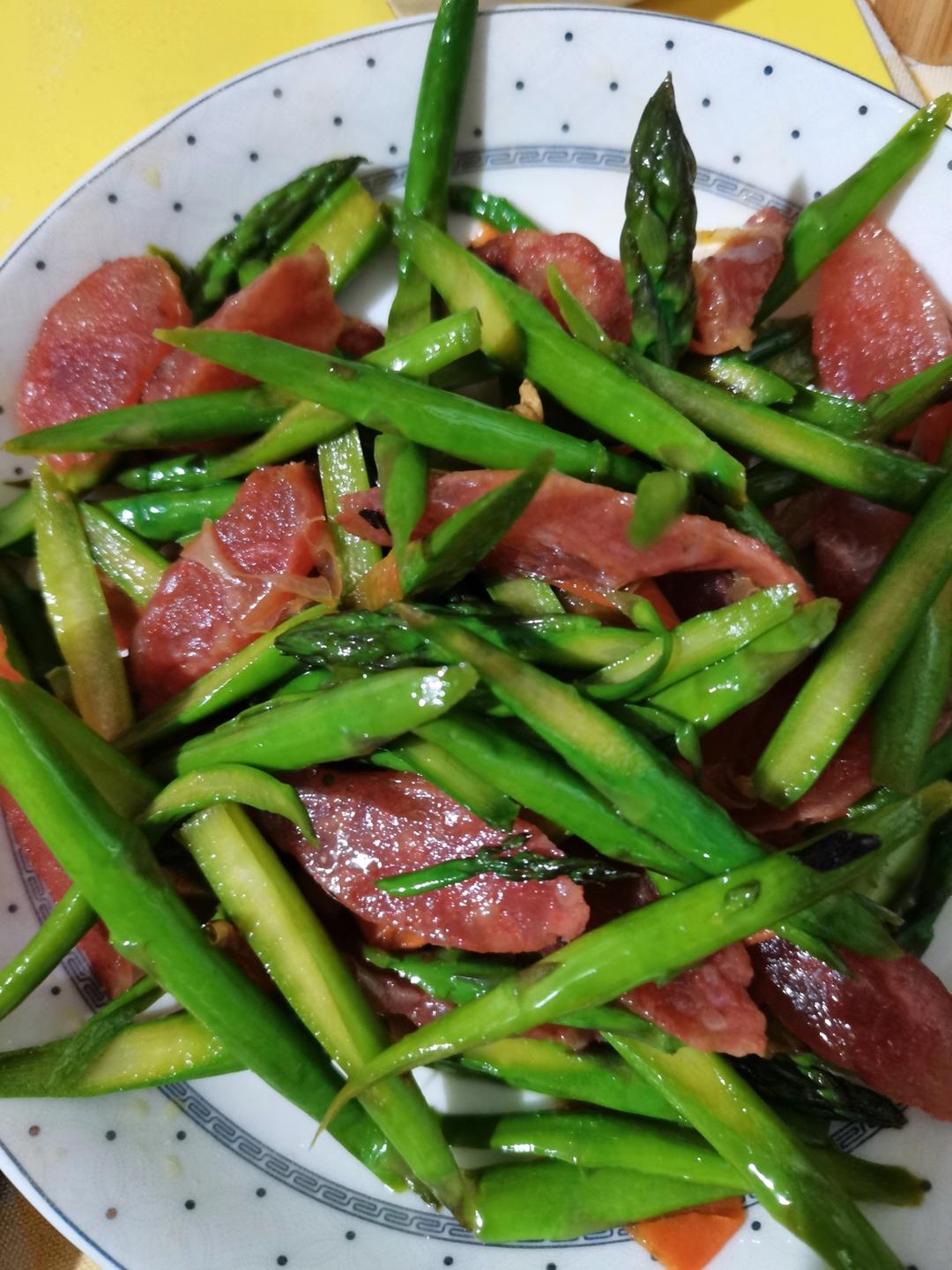 荤素搭配--芦笋炒腊肠