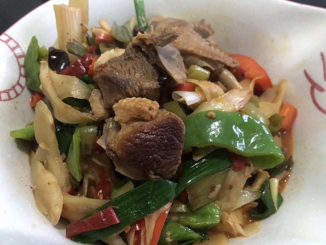 厨师长教你：用土灶烧“乡村啤酒鸭”，味道安逸得不摆了