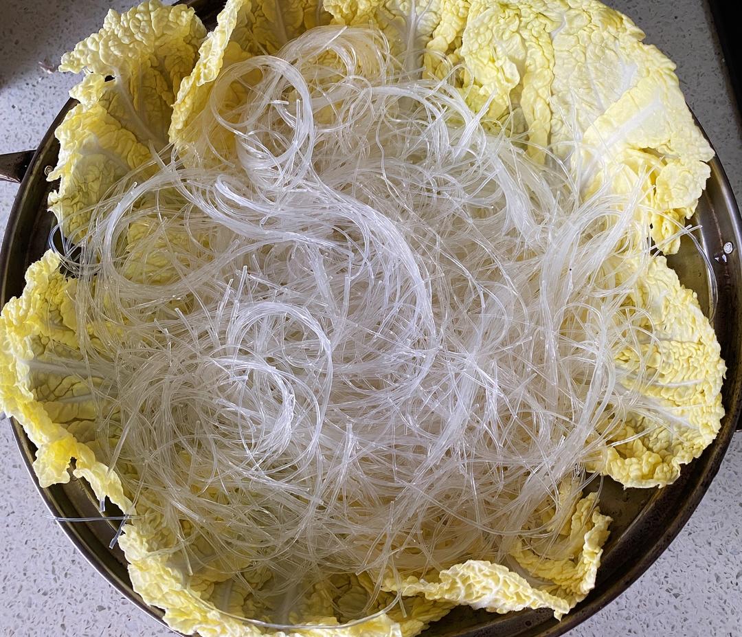 放入浸泡好的粉丝娃娃菜摆盘把花蛤,虾,鲍鱼,生姜,料酒,盐一起焯水3