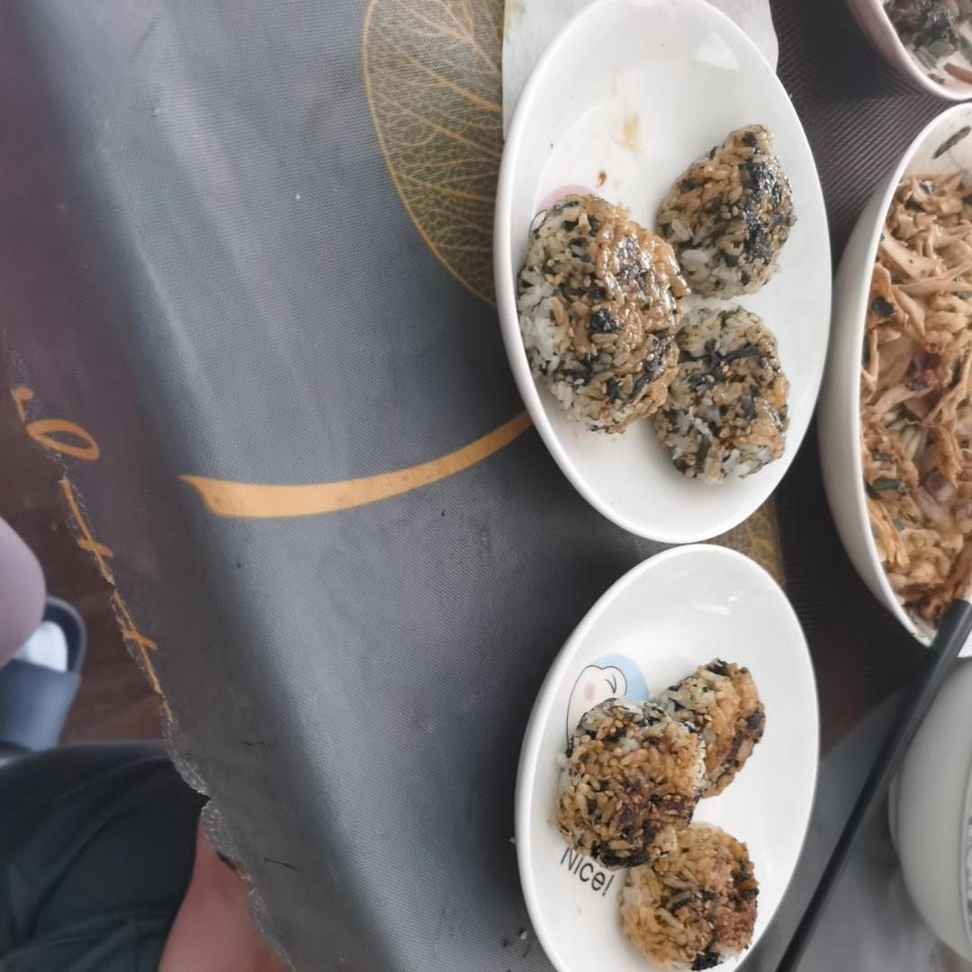 剩米饭这样做好吃好吃到转圈圈，自制日式海苔饭团