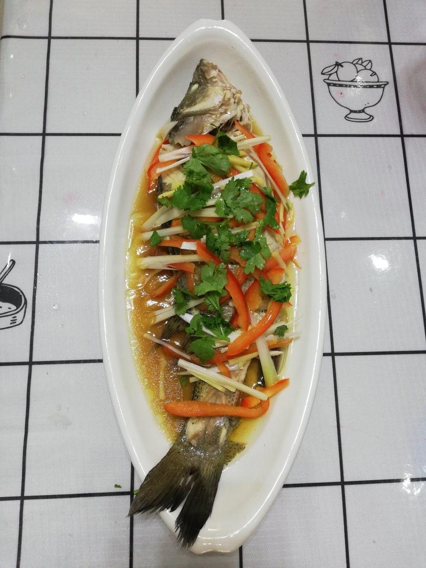 胡蝶麻麻嘛做的清蒸鲈鱼