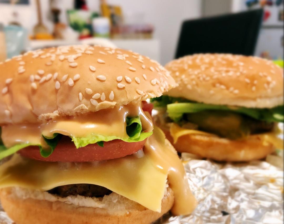 正宗的麦当劳双吉牛肉汉堡