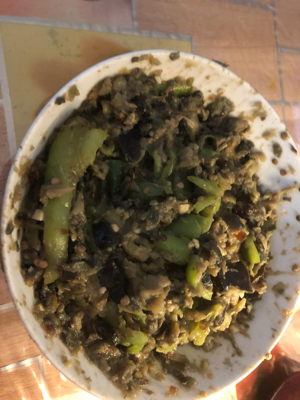 不要被它的外表吓到，吃一口会让你念念不忘辣椒擂皮蛋茄子