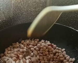 超级好吃的盐焗花生米的做法 步骤3