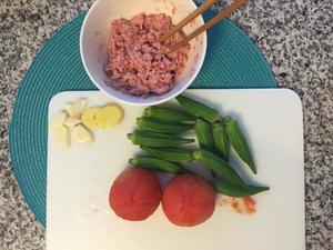 番茄肉酱面佐秋葵的做法 步骤3