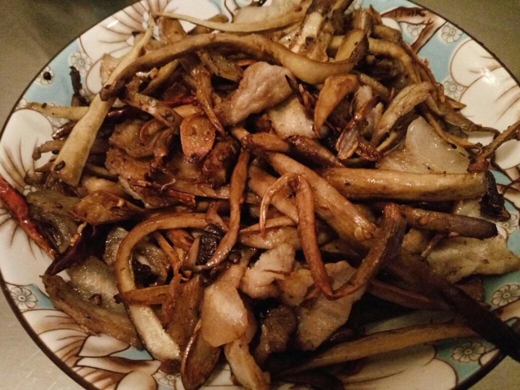 五花肉干锅茶树菇