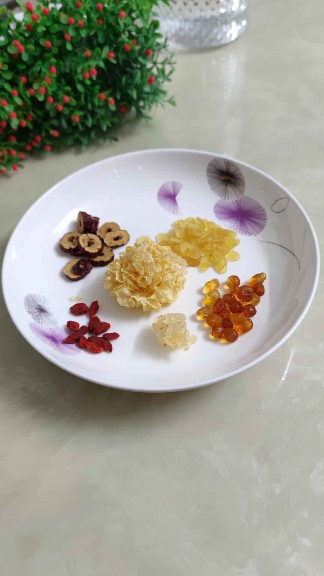 鲜炖桃胶皂角米雪燕银耳，据说一碗等于敷30片面膜的功效