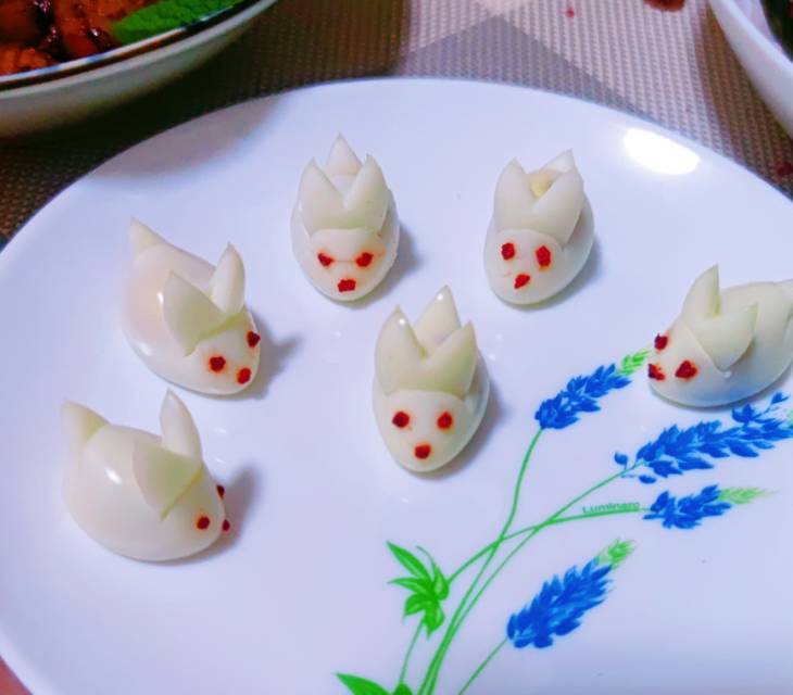 用鹌鹑蛋做萌萌的小白兔