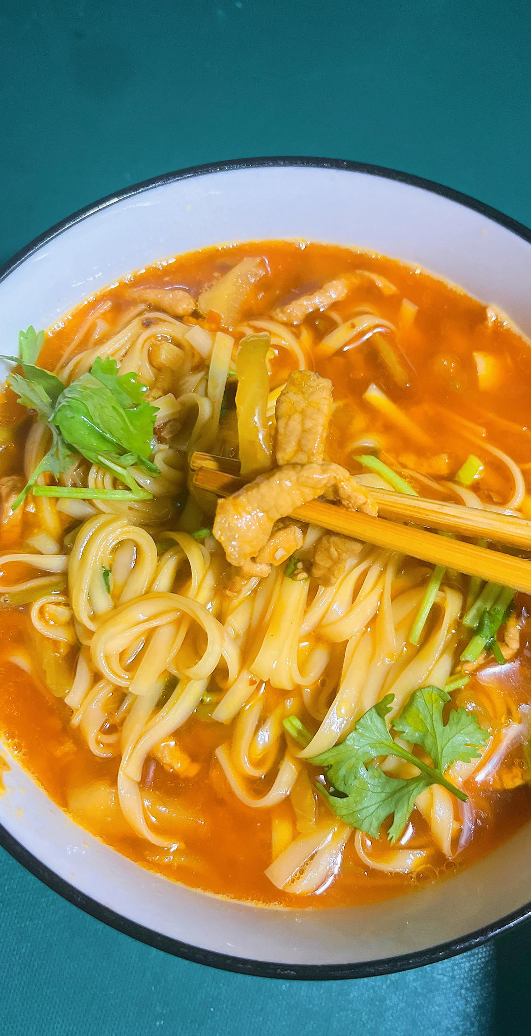 教你在家也可以做的榨菜肉丝面，香辣开胃，面条好吃到连汤都不剩