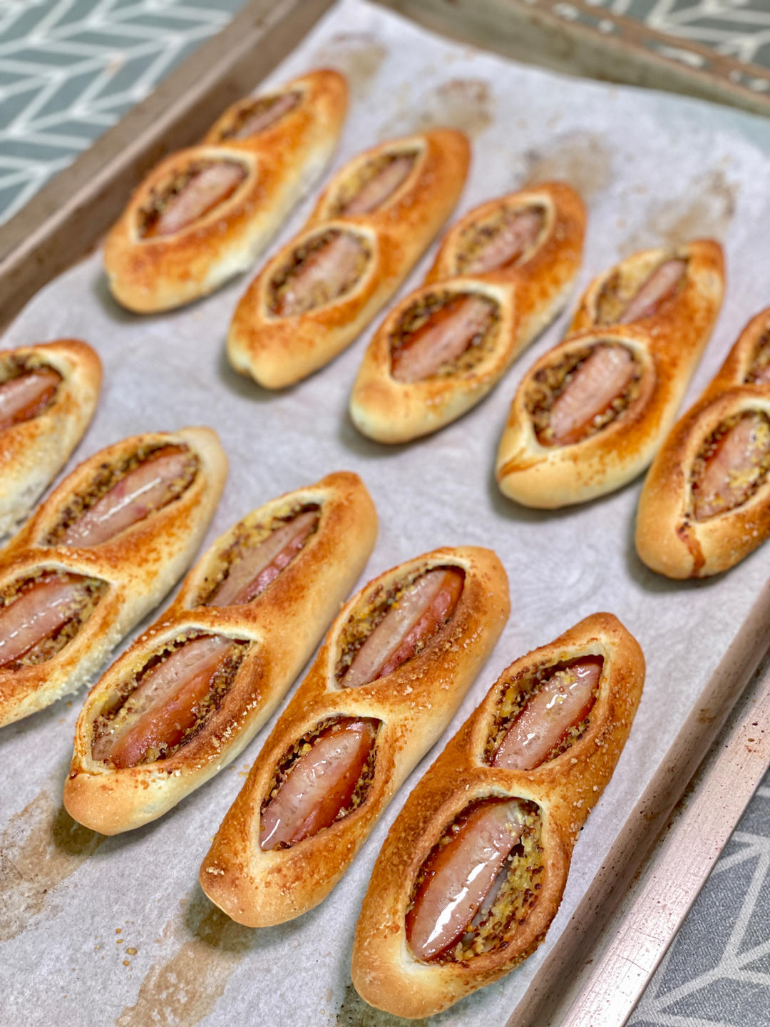 治愈甜腻的｜法式芥末籽香肠面包