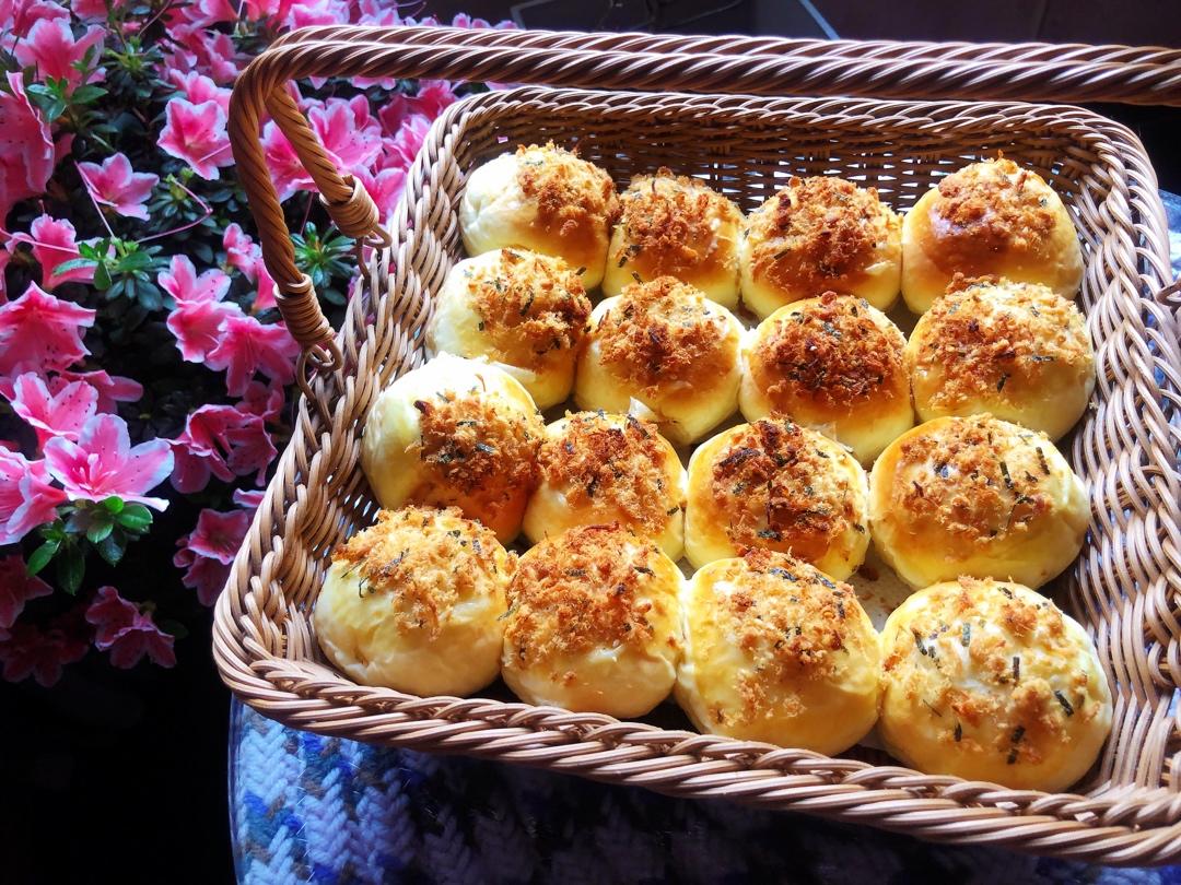 咸蛋黄肉松小餐包