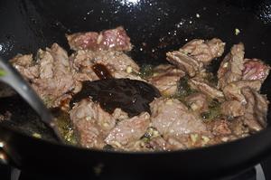 黑椒味圆包菜炒牛肉 好下饭的做法 步骤5