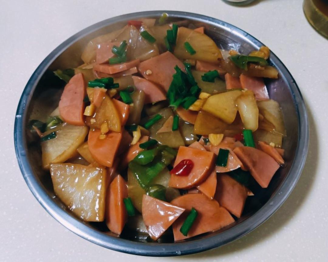 白萝卜炒火腿肠的做法