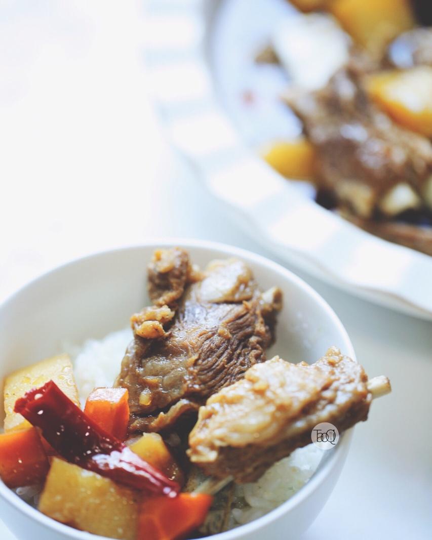 护城河桥头的一锅红焖羊肉