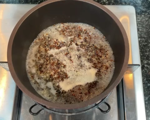 滑蛋泡菜菌菇藜麦饭的做法 步骤1