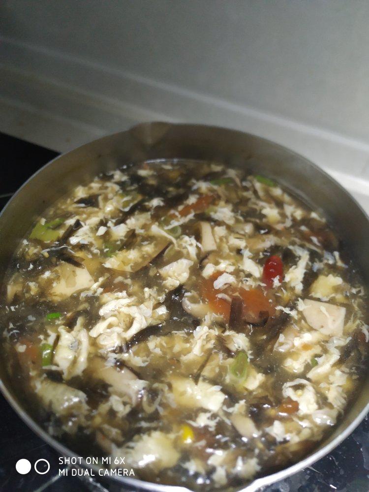 巨鲜美的菌菇汤，早上来一碗热乎乎的，太幸福了