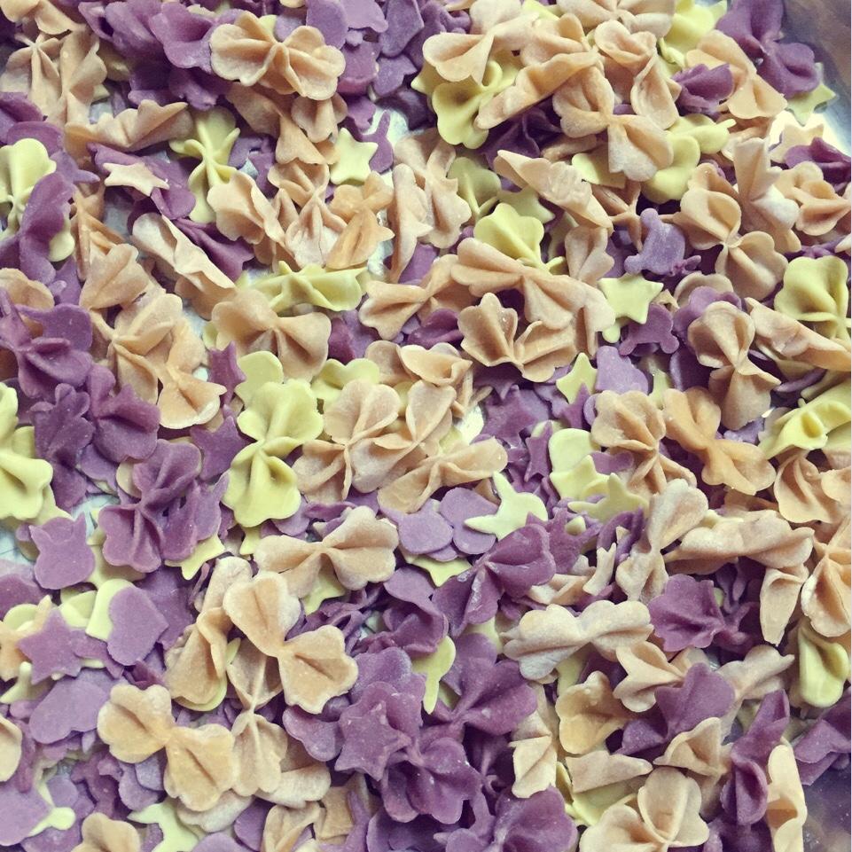 婴儿辅食：彩色卡通蝴蝶面