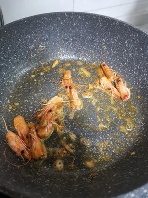海鲜（鲜虾）砂锅粥的做法 步骤3