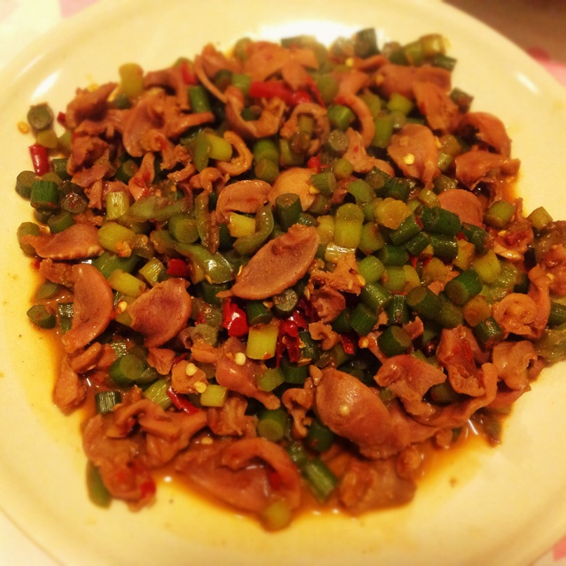 冬季里，来一盘热辣的蒜薹泡椒炒鸡胗吧！