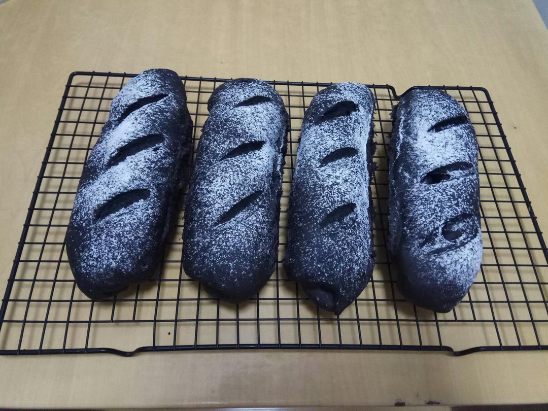 黑到底-墨鱼竹炭乳酪面包