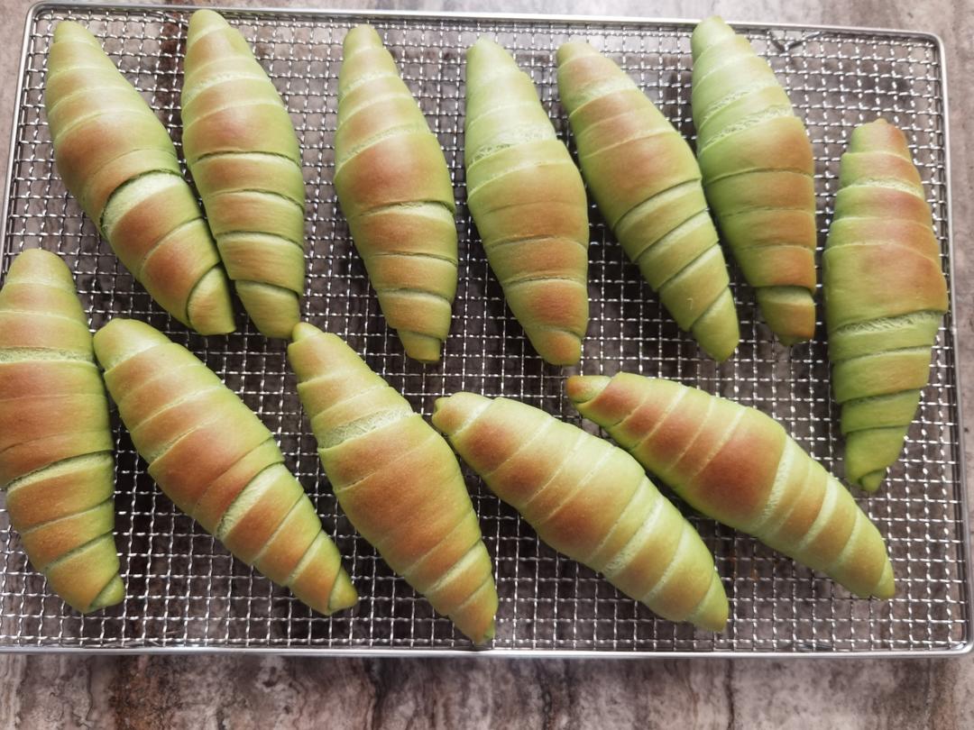 开心果盐面包｜柔软的面包体｜焦脆的黄油底……