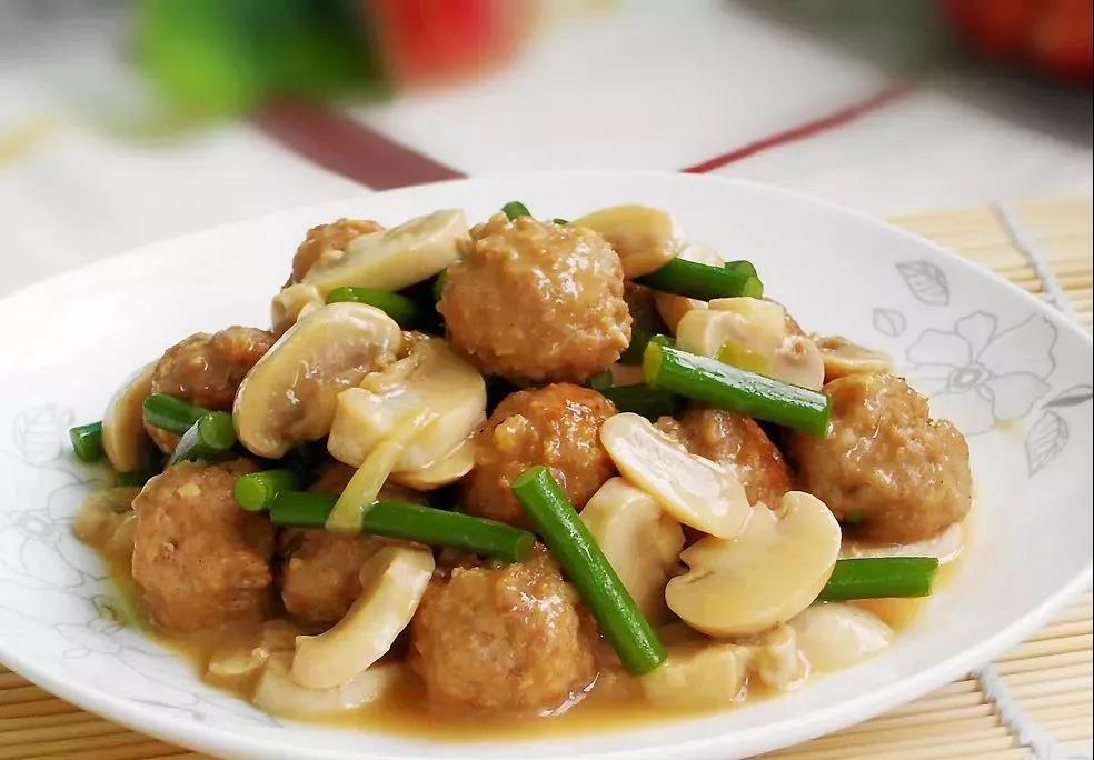 在家也能做出美味鲜香老少皆宜的白蘑菇烧肉丸超下饭