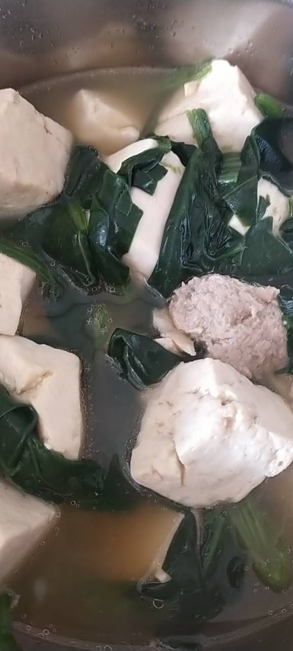 汆汤丸子豆腐菠菜汤