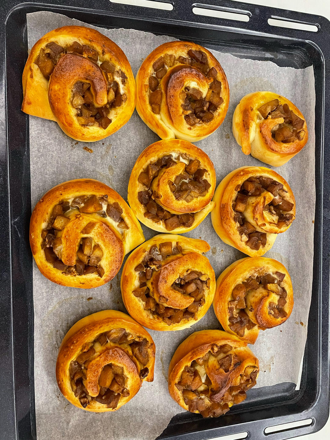 寒冷的冬天，来个「焦糖苹果肉桂卷」吧！