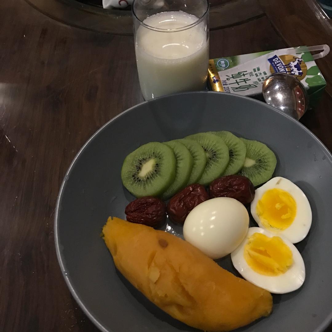 煎扇贝配嘎吱嘎吱苹果沙拉